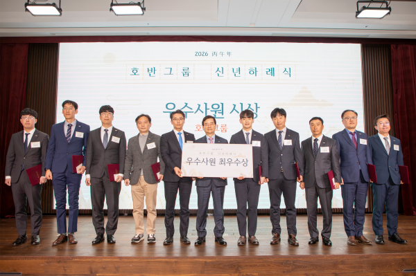 김선규 호반그룹 회장(가운데)이 5일 열린 신년하례식에서 지난해 뛰어난 성과를 거둔 임직원들에게 우수사원상을 수여하고 기념촬영을 하고 있다. [사진=호반그룹]