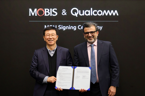 7일(현지시간) 현대모비스 부스에서 전장BU 정수경 부사장과 퀄컴 오토모티브· 산업 및 임베디드· IoT· 로보틱스 담당 본부장인 나쿨 두갈(Nakul Duggal) 총괄부사장이 MOU를 체결하고 기념 촬영하고 있는 모습