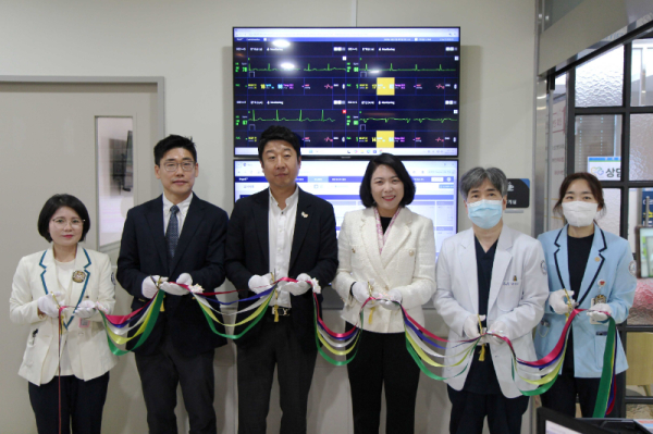▲지난 11월 동탄시티병원에 구축된 씽크 스마트병동 오픈식에서 씨어스테크놀로지 강대엽 부사장(왼쪽 두 번째)과 대웅제약 조병하 디지털 헬스케어 사업부장(왼쪽 세번째) 이 병원 관계자들과 기념촬영을 하고 있다. 