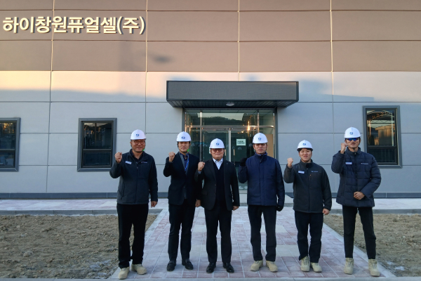 남부발전 윤상옥 재생에너지전무(왼쪽에서 세 번째)가 지난 8일 하이창원 연료전지 건설현장을 찾아 안전관리와 운영 상황을 점검한 후, 관계자들과 기념촬영을 하고 있다. [사진=남부발전]