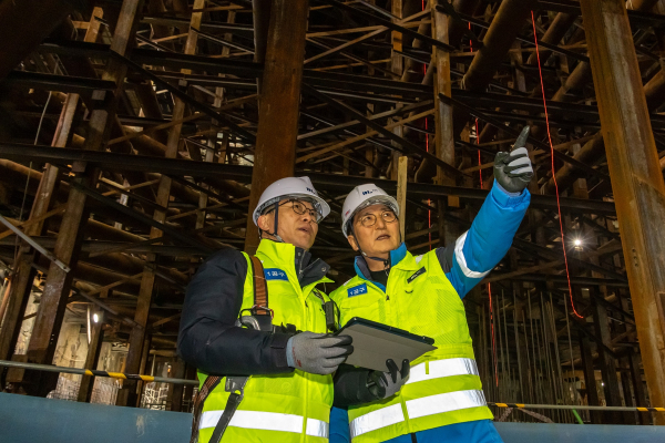 박상신 DL이앤씨 대표(오른쪽)가 지난 10일 영동대로 지하공간 복합개발 1공구 건설 현장에서 안전보건 관리 현황을 점검하고 있다. [사진=DL이앤씨]