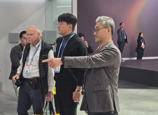 CES를 참관하는 코람코 윤장호 대표이사(우) 김철규 부사장(가운데) [사진=코람코]