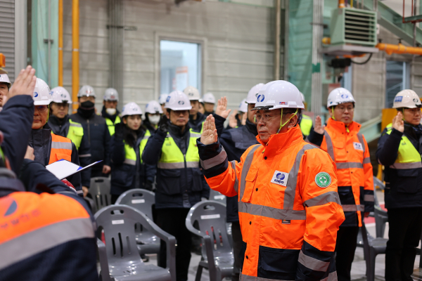 남부발전 김준동 사장이 12일 신세종빛드림본부를 찾아, 발전소 터빈동에서 노동조합 대표 및 상주 협력사 대표와 함께 안전다짐대회’를 개최했다. [사진=한국남부발전]