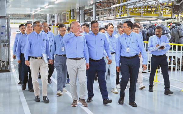 현대차그룹 정의선 회장이 현대차 인도 첸나이공장 임직원들과 함께 생산 라인을 점검하고 있다.(앞줄 오른쪽부터 무쿤단 현대차 인도 첸나이공장 생산실장, 고팔라 크리쉬난 현대차 인도권역 CMO, 정의선 회장, 타룬 갈그 현대차 인도권역본부장) [사진=현대차]