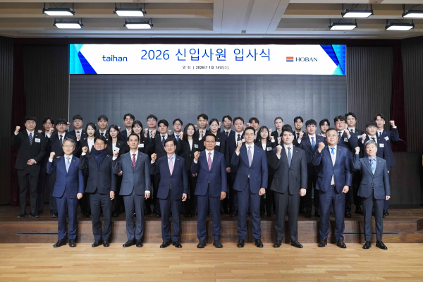 대한전선이 신입사원 입사식을 개최하고 단체 기념촬영을 하고 있다. (앞줄 왼쪽 세번째부터 김준석 대한전선 부사장, 김선규 호반그룹 회장, 김상열 호반장학재단 이사장, 김대헌 호반그룹 기획총괄사장, 김민성 호반그룹 부사장) [사진=대한전선]