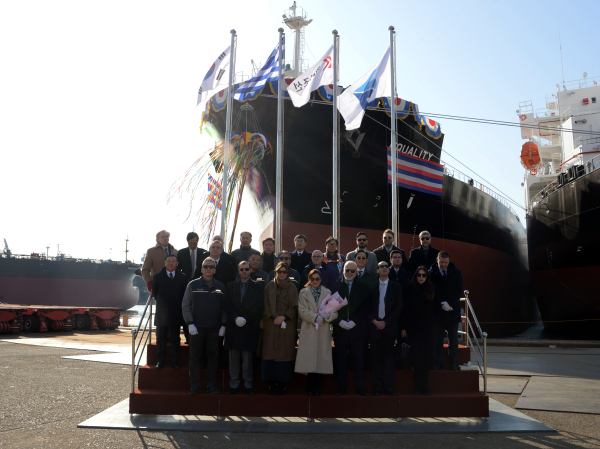 진해 케이조선에서 5만 톤 급 석유화학제품운반선에 대한 명명식이 진행되고 있다. [사진=케이조선]