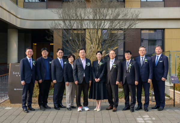 지난 15일 열린 신한라이프케어의 쏠라체 홈 미사 오픈 기념식에서 이현재 하남시장(왼쪽에서 다섯 번째), 진옥동 신한금융그룹 회장(오른쪽에서 네 번째), 김철주 생명보험협회장(오른쪽에서 세 번째)이 주요 내외빈과 함께 기념 촬영을 하고있다. [사진=신한라이프]