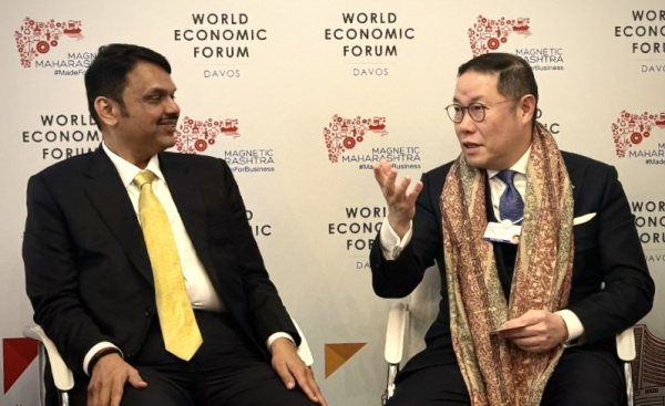 조현상 HS효성 부회장이 다보스 포럼에 참석해 데벤드라 파드나비스 인도 마하라슈트라 주총리를 만나 인도 투자 계획에 대해 논의했다. (조현상 HS효성 부회장(오른쪽), 데벤드라 파드나비스 인도 마하라슈트라 주총리(왼쪽)) [사진=HS효성]
