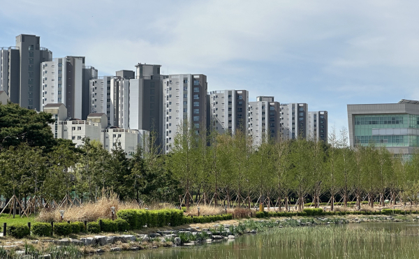 호반산업이 충청남도와 협약해 충남 내포신도시 홍예공원에 탄소저감 효과가 큰 나무를 심어 조성한 ‘도민참여숲’ 전경. [사진=호반산업]