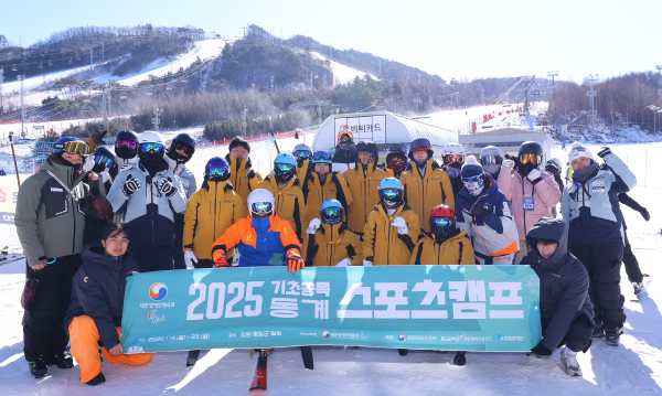 2025 기초종목 동계 스포츠캠프 우미점프업 참가자들이 알파인스키를 체험한 후 기념사진을 촬영했다. [사진=우미건설]