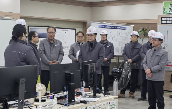 권명호 한국동서발전 사장이 울산발전본부를 방문해 설비 안정운영을 위해 힘을 쓰고 있는 직원들을 격려하고 있다. [사진=한국동서발전]