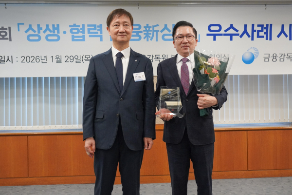 이찬진 금융감독원장(왼쪽)과 나채범 한화손해보험 대표이사가 기념사진을 촬영하고 있다. [사진=한화손해보험]