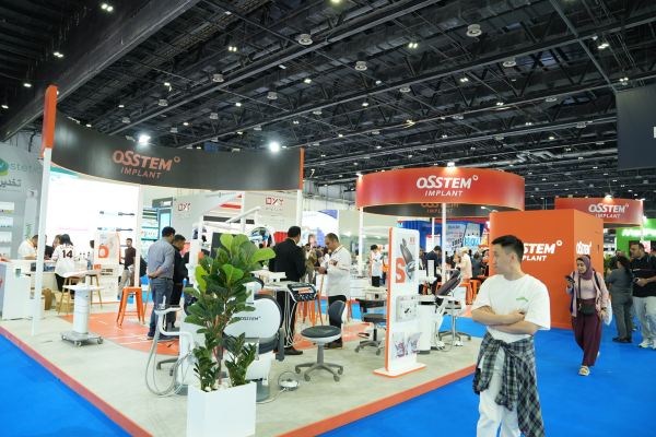 ▲AEEDC Dubai 2026 오스템임플란트 부스 모습