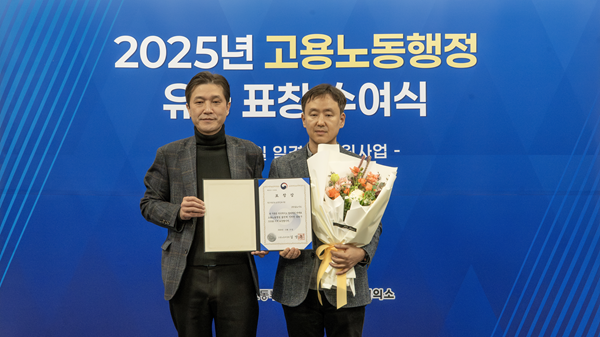 ▲(오른쪽)장관표창을 수상하는 딥노이드 최우식 대표