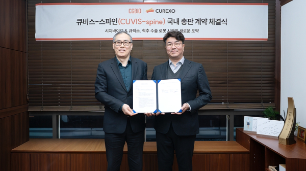 ▲ 유현승 시지바이오 대표(오른쪽)와 이재준 큐렉소 대표(왼쪽)가 ‘큐비스-스파인(CUVIS-Spine)’ 국내 총판 계약을 체결하고, 양사 대표가 기념 촬영을 하고 있다.