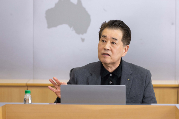 포스코그룹 장인화 회장이 지난해 3월 열린 그룹기술전략회의를 주재하고 있다. [사진=포스코그룹]