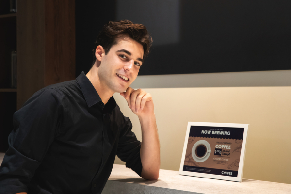 삼성전자 모델이  A4 종이 크기 수준의 13형 '삼성 컬러 이페이퍼'를 소개하고 있다. [사진=삼성전자]