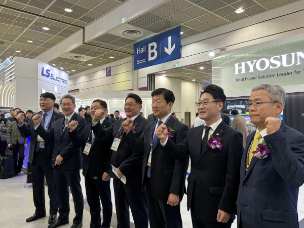 이호현(오른쪽 두번째) 기후에너지환경부 2차관과 구자균(오른쪽 네번째) LS일렉트릭 회장 등이 4일 서울 강남구 코엑스에서 열린 ‘일렉스코리아 2026’ 효성중공업 전시부스 앞에서 기념촬영을 하고 있다. [사진=김소이 기자]