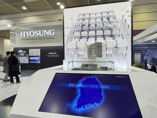 ‘일렉스 코리아 2026’ 효성중공업 전시 부스에 설치된 HVDC 모형 [사진=김소이 기자]