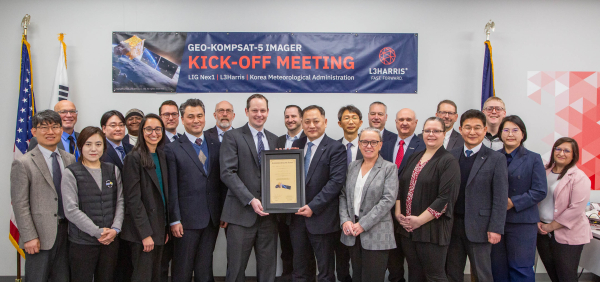 LIG넥스원이 4일(현지시간) L3해리스와 미국 포트웨인 현지에서 기상탑재체 개발 착수회의를 했다. 사진은 LIG넥스원 최종진 부사장(가운데 右), L3해리스 폴 월로셱 부사장(가운데 左) 등 착수회의에 참석한 주요 인사들이 기념사진 촬영을 하고 있다. [사진=LIG넥스원]