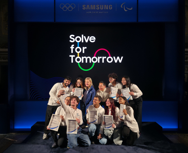 8일(현지시간) 이탈리아 밀라노 삼성 하우스(Samsung House)에서 열린 '삼성 솔브포투모로우(Samsung Solve for Tomorrow)' 홍보대사 위촉식에서 커스티 코번트리(Kirsty Coventry) 국제올림픽위원회(IOC) 위원장, 이원진 삼성전자 글로벌마케팅실장, 삼성 솔브포투모로우 홍보대사들이 단체 사진을 촬영하고 있다. [사진=삼성]