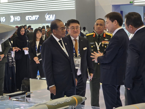 KAI 차재병 대표에게 설명을 듣고 있는 말레이시아 국방장관 [사진=KAI]