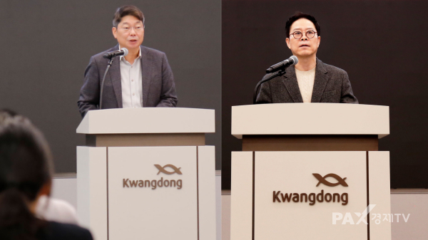 ▲광동제약 2인 각자대표 사진[왼쪽부터 최성원 대표이사 회장(전략·신사업·R&D총괄), 박상영 대표이사 사장(경영총괄)]