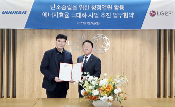 업무협약식이 끝나고, 두산퓨얼셀 이승준 영업본부장(오른쪽)이 LG전자 이광원 어플라이드사업담당과 기념사진을 촬영하고 있다. [사진=두산퓨어셀]