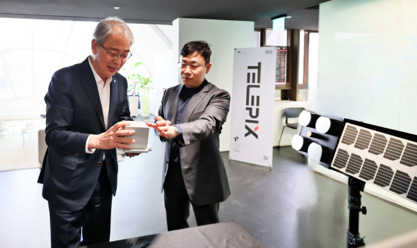 우리금융그룹 임종룡 회장(왼쪽)이 23일 서울 여의도 텔레픽스 본사에서 조성익 대표(오른쪽)에게 제품 설명을 듣고 있다. [사진=]