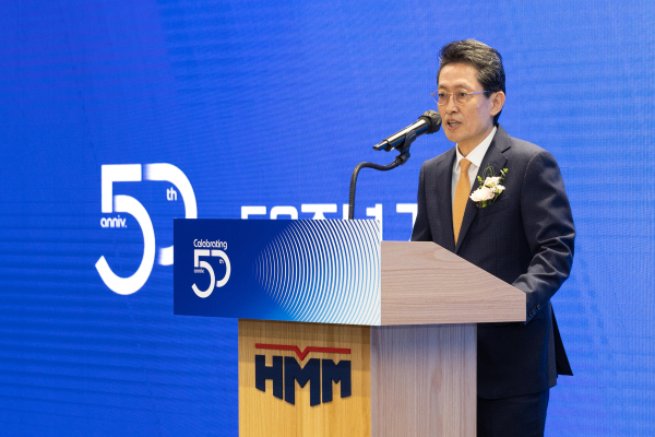 24일 HMM 여의도 본사에서 개최된 ‘HMM 50주년 기념식’에서 최원혁 대표가 새로운 비전을 선포하고 있다. [사진=HMM]