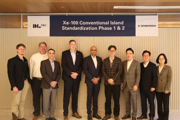 배종식 DL이앤씨 플랜트사업본부 부본부장(왼쪽 여섯 번째)과 딩카 바티아 엑스에너지 CCO(다섯 번째)가 계약 체결 후 기념촬영 하고 있다. [사진=DL이앤씨]