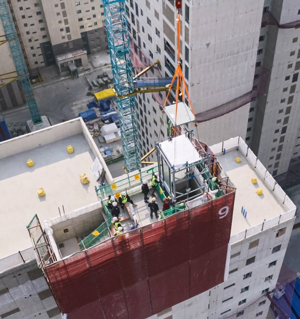 모듈러 엘리베이터 시공 모습 [사진=현대건설]