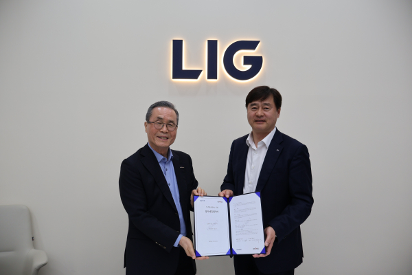 LIG넥스원과 제노코는 26일 위성통신 항공분야 업무협력을 위한 협약을 체결했다. 사진은 왼쪽부터 유태삼 제노코 대표이사와 문병호 LIG넥스원 C5SIR사업부문장이 MOU체결 후 기념사진을 촬영하고 있다. [사진=LIG넥스원]