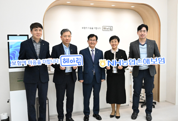 송춘수(사진 가운데) 대표이사가 직원들과 기념촬영을 하고 있다. [사진=NH손해보험]