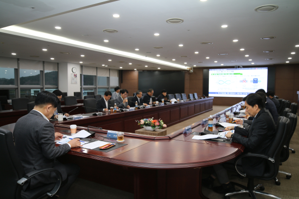 2026년 전사 에너지절약 추진위원회 위원장(권명호 사장)과 위원들이 대응 전략을 논의하고 있다. [사진=한국동서발전]
