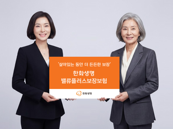 해당 이미지는 한화생명금융서비스 강남단 교대점 박미희 FP(왼쪽)의 현재 모습과, 생성형 AI를 활용해 구현한 30년 후 예상 모습(오른쪽)을 함께 담은 사진이다. [사진=한화생명]