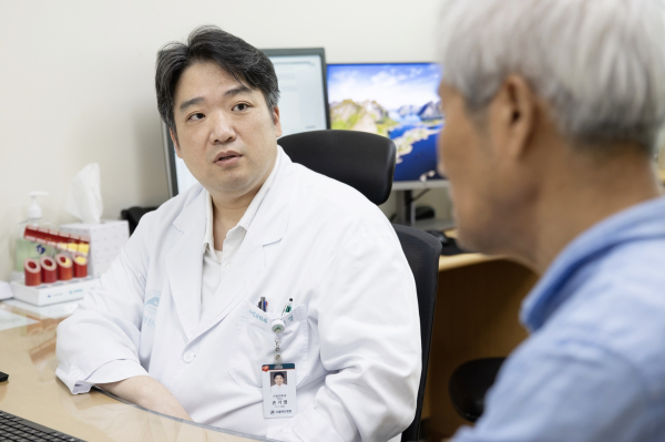 ▲서울아산병원 가정의학과 손기영 교수가 중증 노년 환자를 진료하고 있다.