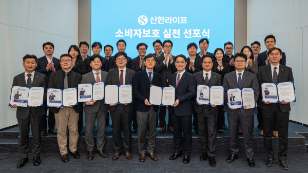 지난 2일 서울 중구 신한라이프 본사에서 열린 ‘소비자보호 실천 선포식’에서 천상영 사장(앞줄 오른쪽 네 번째)과 안철경 전 보험연구원장(앞줄 오른쪽 다섯 번째)이 신한라이프 임본부장들과 기념 촬영을 하고 있다. [사진=신한라이프]