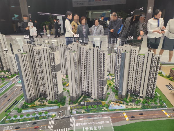 방문객들이 풍무역세권 수자인 그라센트 2차 모형도를 살펴보고 있다. [사진=정윤섭 기자]
