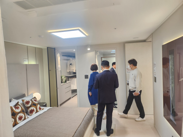 방문객들이 105㎡ 모델하우스 유닛을 둘러보고 있다. [사진=정윤섭 기자]