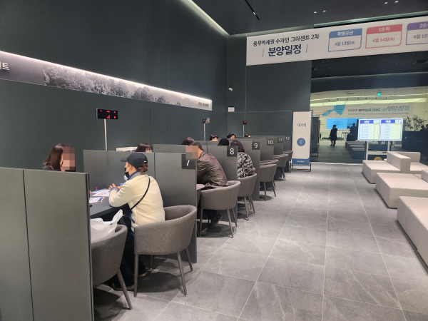 방문객들 대상으로 상담이 진행되고 있다. [사진=정윤섭 기자]