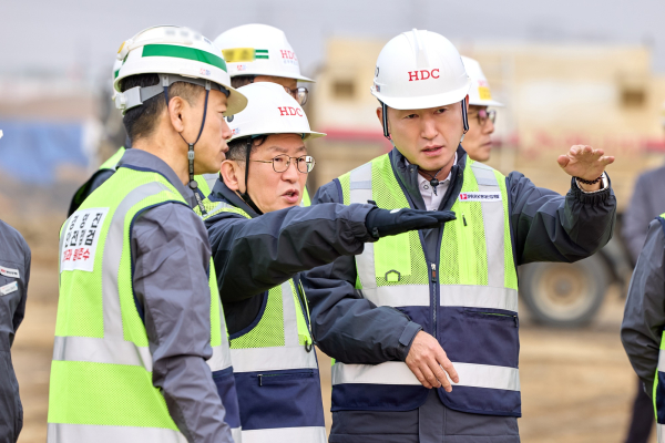 정경구 대표이사(가운데)가 운정 아이파크 포레스트 현장에서 경영진 현장점검을 진행하고 있다. [사진=IPARK현대산업개발]
