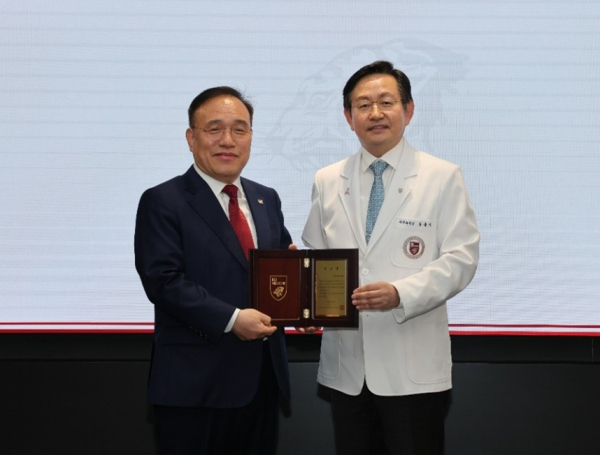 ▲(왼) 황성관 엠에프씨 대표, (오) 윤을식 고려대학교 의료원 의무부총장 겸 의료원장
