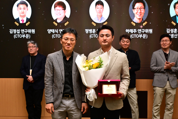 서초 R&D캠퍼스에서 열린 임명식에서 LG전자 CTO 김병훈 부사장(좌측)이 CTO부문 소자재료연구소 김정섭 연구위원(우측)과 함께 기념 촬영을 하고 있다. [사진=LG]