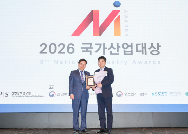 16일 개최된 '2026년 국가산업대상'에서 S-OIL 양승직 영업전략부문장(오른쪽)이 산업정책연구원 박기찬 원장(왼쪽)과 기념 촬영을 하고 있다. [사진=S-OIL]