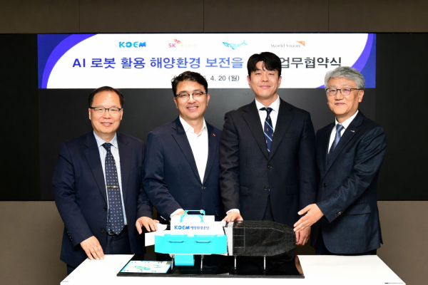 임재욱 SK에코플랜트 경영지원센터장(왼쪽에서 2번째)와 참여 기관 관계자들이 협약식 체결 후 기념촬영을 하고 있다. [사진=SK에코플랜트]