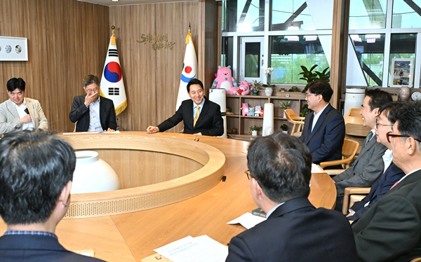 오세훈 서울시장(왼쪽 세 번째)이 ‘수도권 재건축·재개발조합연합회’ 관계자들과 간담회를 진행하고 있다. [사진=서울시]
