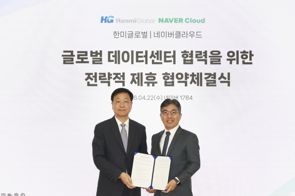 김용식 한미글로벌 사장(왼쪽)과 김유원 네이버클라우드 대표가 협약 체결 후 기념촬영 하고 있다. [사진=한미글로벌]