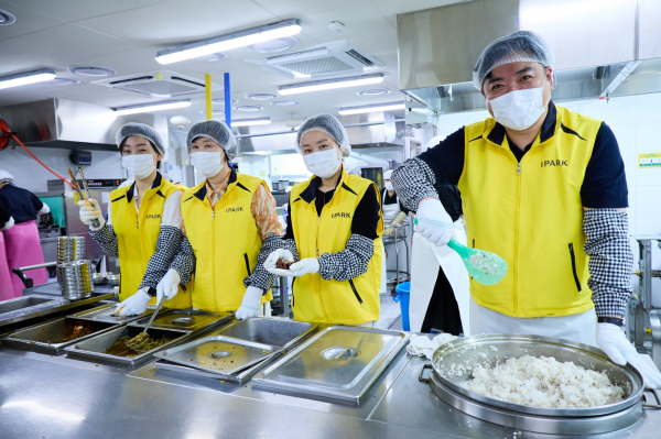 IPARK현대산업개발 관계자들이 어르신들을 위한 점심 배식 봉사활동을 하고 있다. [사진=IPARK현대산업개발]