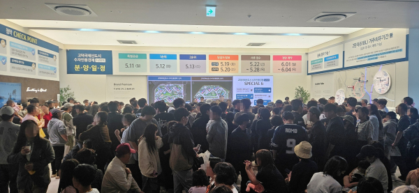 고덕국제신도시 수자인풍경채 1·2단지 견본주택 방문객들이 관계자의 설명을 듣고 있다. [사진=BS한양]